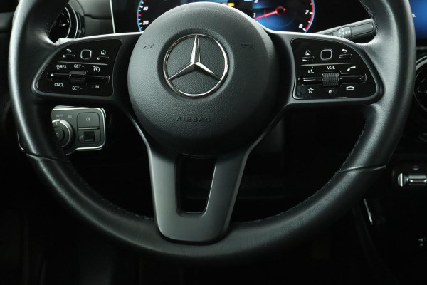 Mercedes-Benz A-Klasse 180 Business Solution | Carplay | Widescreen | Stoelverwarming | Camera | Full LED | Navigatie | Park Assist | DAB+