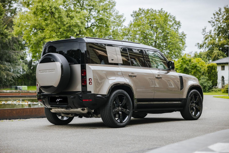 Land Rover Defender 110 2.0 P400e 110 X-Dynamic HSE | Panoramadak | 22" Velgen in Gloss Black | 11,4" Touch Screen | Cold Climate Pack | Elektrische Trekhaak | Expedition imperiaal | Uitklapbare Dakladder| All Season Banden