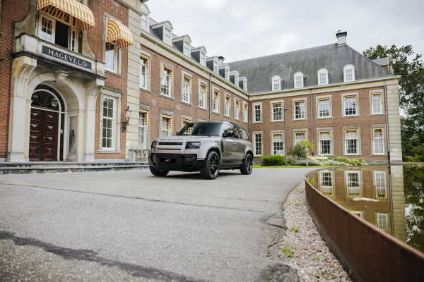 Land Rover Defender 110 2.0 P400e 110 X-Dynamic HSE | Panoramadak | 22" Velgen in Gloss Black | 11,4" Touch Screen | Cold Climate Pack | Elektrische Trekhaak | Expedition imperiaal | Uitklapbare Dakladder| All Season Banden