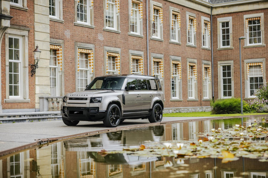 Land Rover Defender 110 2.0 P400e 110 X-Dynamic HSE | Panoramadak | 22" Velgen in Gloss Black | 11,4" Touch Screen | Cold Climate Pack | Elektrische Trekhaak | Expedition imperiaal | Uitklapbare Dakladder| All Season Banden