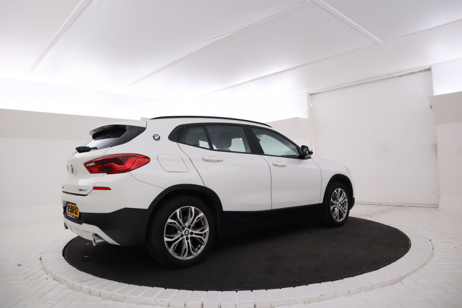 BMW X2 sDrive20i Executive -  Leer, Stoelverwarming, Cruise, Navigatie,