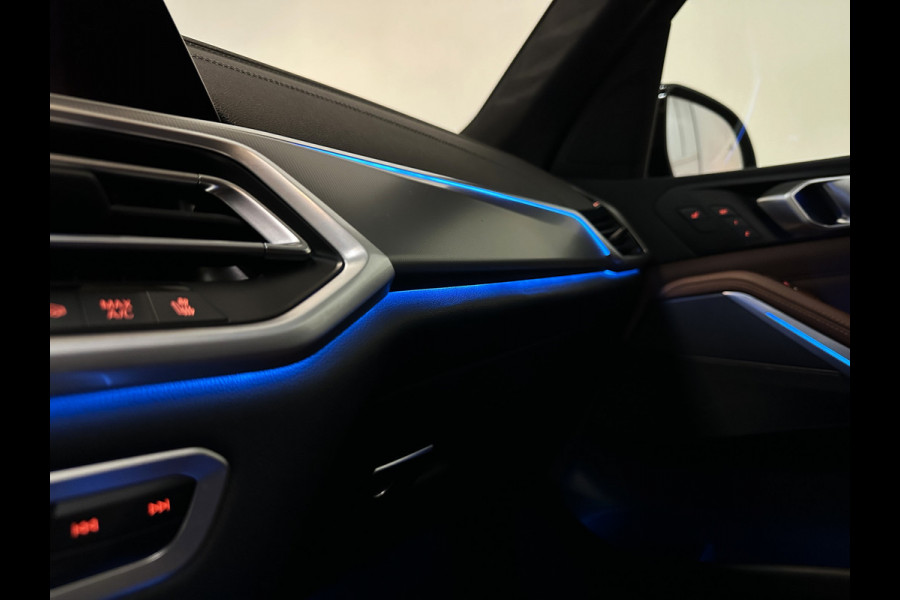 BMW X5 45e M-Sport | 360 View | Panorama | Massage | ACC | Laser-LED | Stoelventilatie | Head-Up | Comfortstoelen | Trekhaak | Alcantara Hemel | Keyless-Go | Stoelverwarming V+A | Memory | Leder Indiv. | Glaspook | Luchtvering | Zonwering | Sfeerverlichting | Carplay | Draadloos laden |