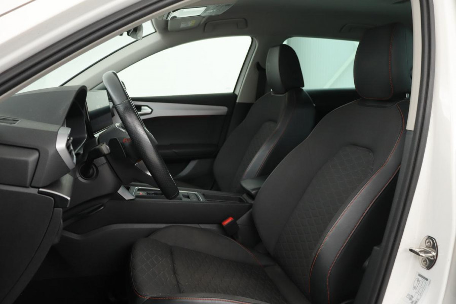 Seat Leon 1.5 eTSI FR | Trekhaak | Stoel & stuurverwarming | Carplay | Navigatie | Camera | Adaptive cruise | Keyless | Full LED