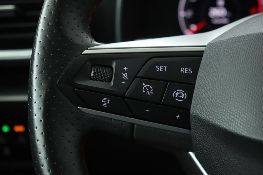 Seat Leon 1.5 eTSI FR | Trekhaak | Stoel & stuurverwarming | Carplay | Navigatie | Camera | Adaptive cruise | Keyless | Full LED