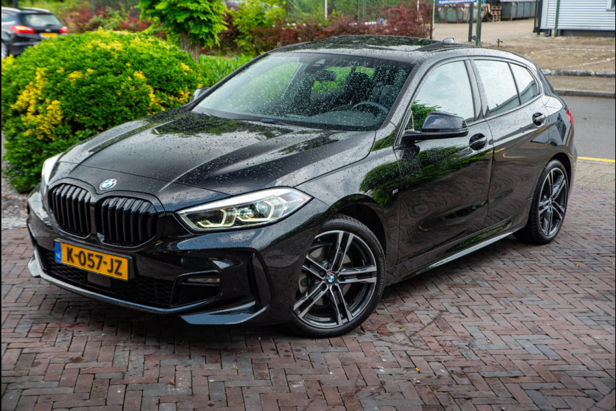 BMW 1-serie 118i Executive Edition Pano M-Pakket Navigatie DAB+ Ambient Cruise Leer