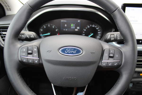 Ford Focus 1.0-125pk EcoBoost Hybrid Active. Garantie t/m 22-03-2027 ! Slechts 6.800km ! Volautm. airco, Stuur-, stoel- en voorraamverwarming, Lane- en sideassist, Adaptive cruise cntrl, Camera, Parkeersensoren v+a, B&O soundsystem, metallic lak, LM wielen etc.