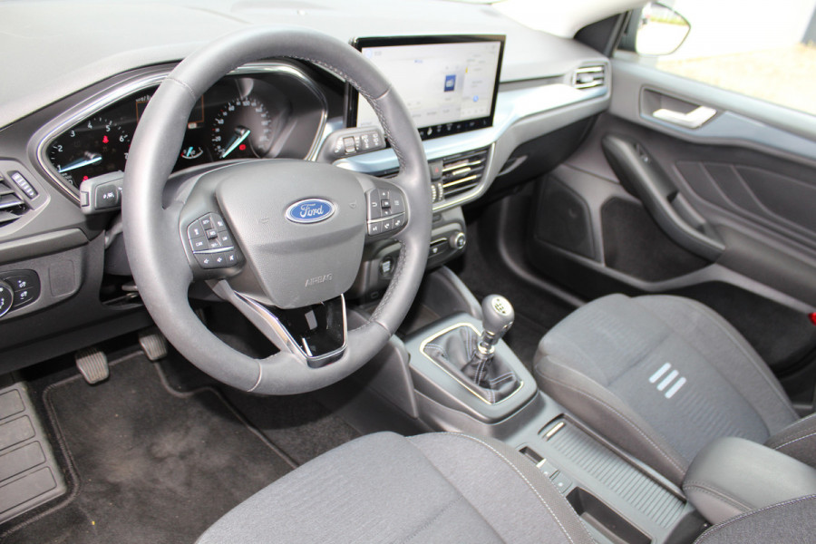 Ford Focus 1.0-125pk EcoBoost Hybrid Active. Garantie t/m 22-03-2027 ! Slechts 6.800km ! Volautm. airco, Stuur-, stoel- en voorraamverwarming, Lane- en sideassist, Adaptive cruise cntrl, Camera, Parkeersensoren v+a, B&O soundsystem, metallic lak, LM wielen etc.