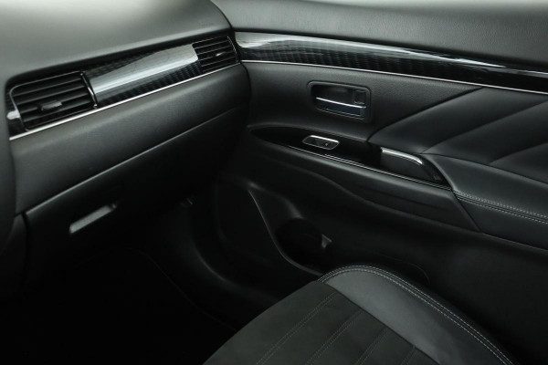 Mitsubishi Outlander 2.4 PHEV Intense | Trekhaak | Stoelverwarming | Carplay | Full LED | Half leder | Camera | Keyless | Cruise control