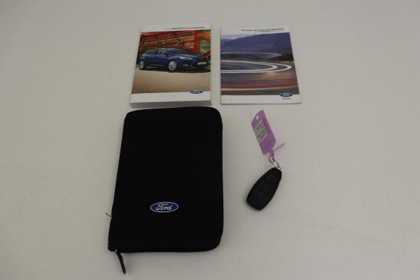 Ford Focus 1.5 Titanium | 1e eigenaar | Stoelverwarming | Camera | Navigatie | DAB+ | Carplay | Voorruitverwarming