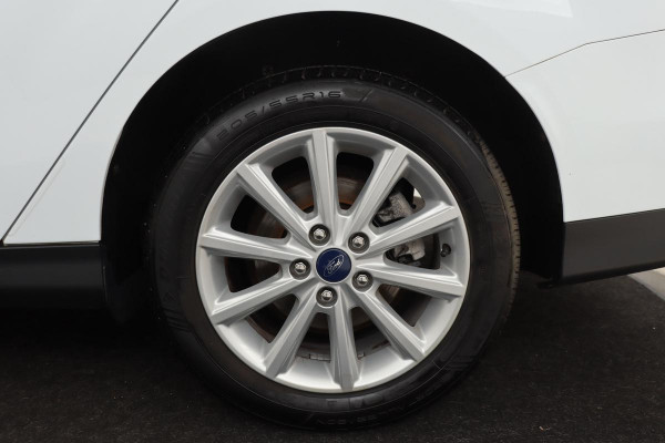 Ford Focus 1.5 Titanium | 1e eigenaar | Stoelverwarming | Camera | Navigatie | DAB+ | Carplay | Voorruitverwarming