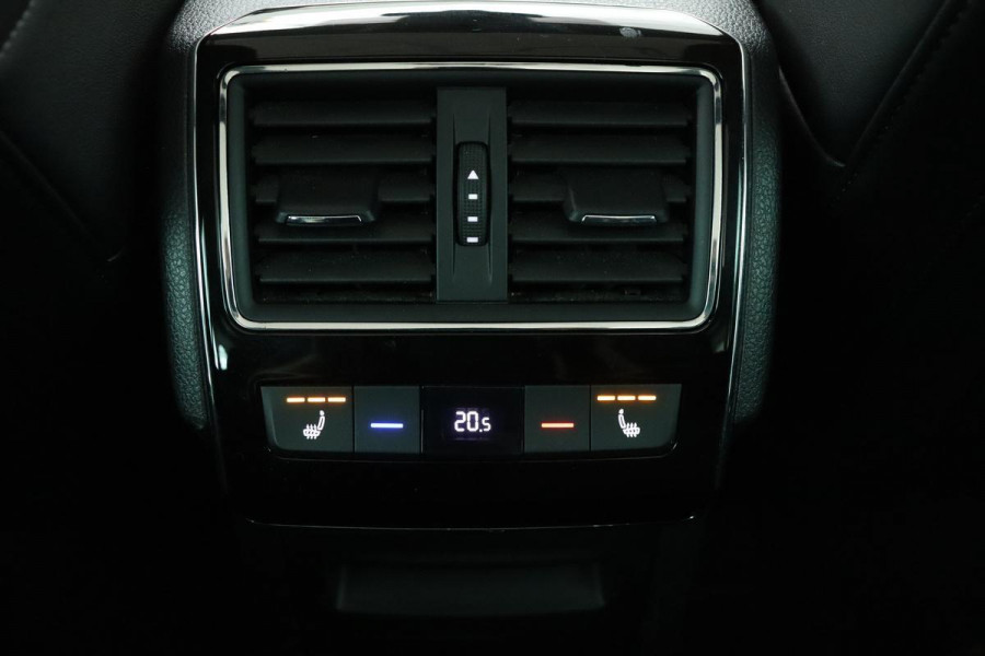 Škoda Superb 1.5 TSI Business Edition | Panoramadak | Adaptive cruise | Trekhaak | Canton | Stoel & achterbankverwarming | Alcantara | Dodehoek detectie | Full LED | Keyless