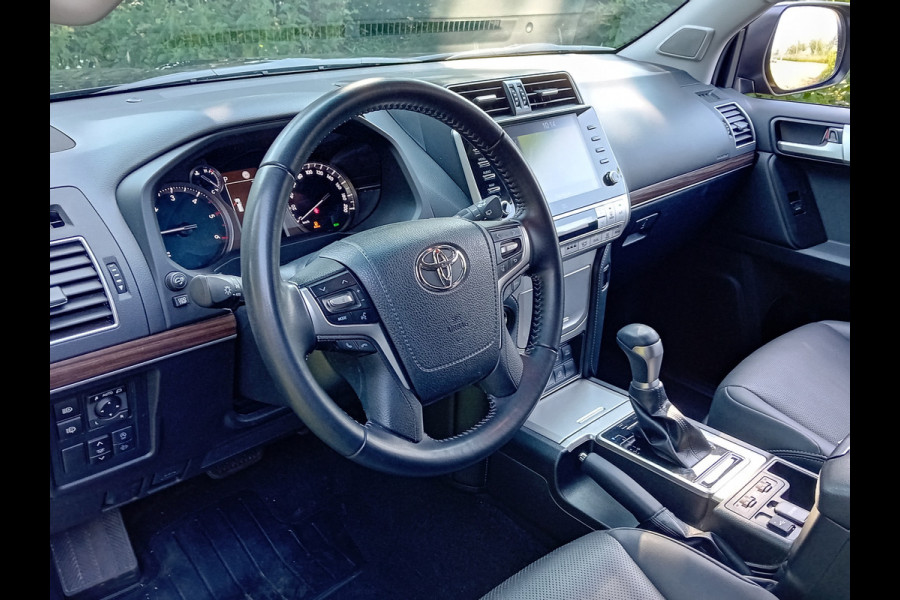 Toyota Land Cruiser 2.8 D-4D-F Professional Window Van