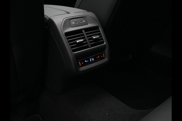 Volkswagen Passat Variant 1.5 eTSI 150 7DSG R-Line Business | 'App-Connect' draadloze smartphone integratie | Afstandscontrolesysteem (Front Assist) | Automatische afstandsregeling (Adaptive Cruise Control)