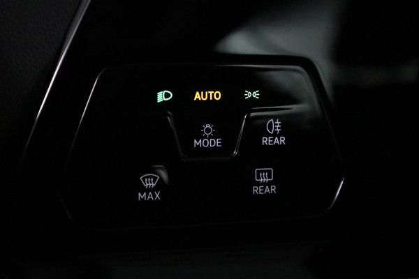 Volkswagen Golf 1.0 TSI Life 110 pk | Navigatie | Parkeersensoren | Adaptieve cruise control | Autom. airco  | LED koplampen |