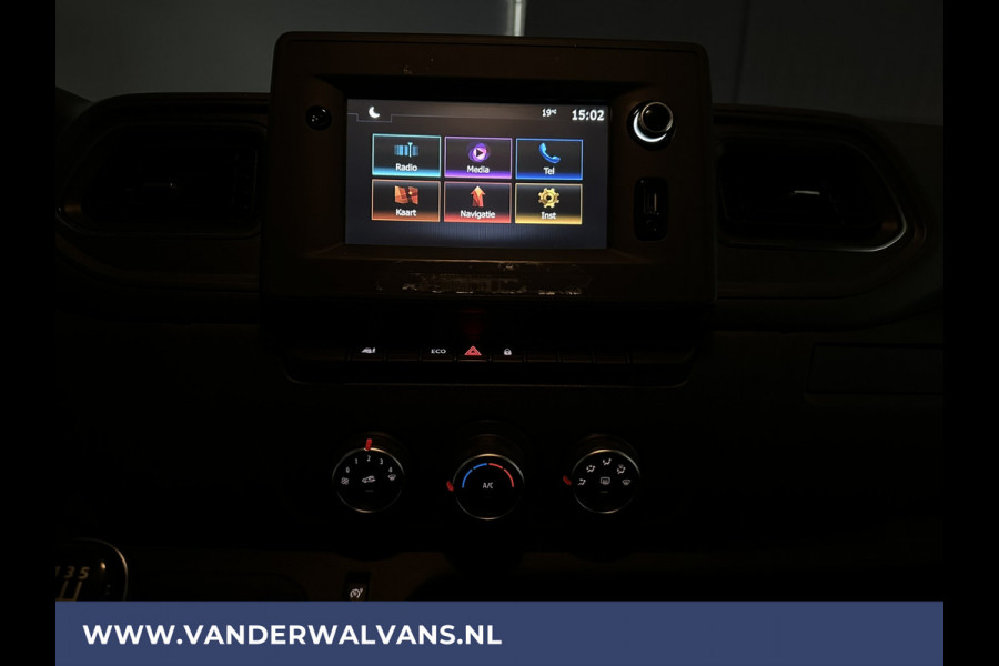 Renault Master 2.3 dCi 136pk L2H2 Euro6 Airco | Camera | Navigatie | 2500kg Trekhaak Cruisecontrol, Parkeersensoren, Bijrijdersbank