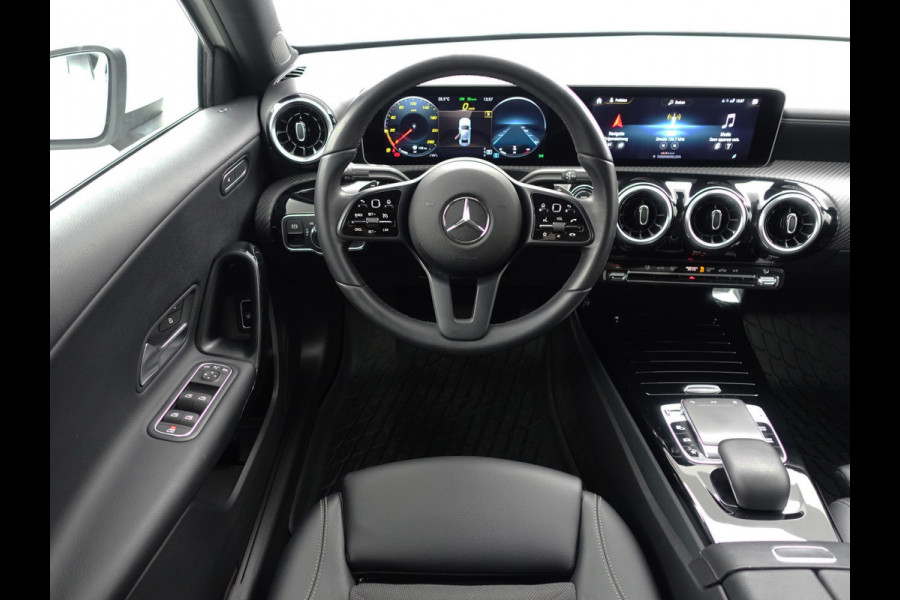 Mercedes-Benz A-Klasse Limousine 180 d Solution AMG Aut- Leer I Navi I Park assist I Camera I Xenon I Carplay