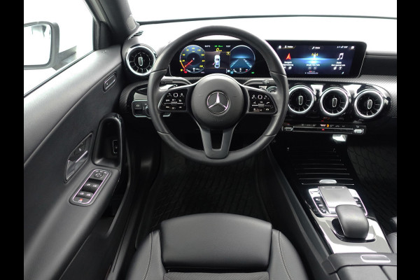 Mercedes-Benz A-Klasse Limousine 180 d Solution AMG Aut- Leer I Navi I Park assist I Camera I Xenon I Carplay