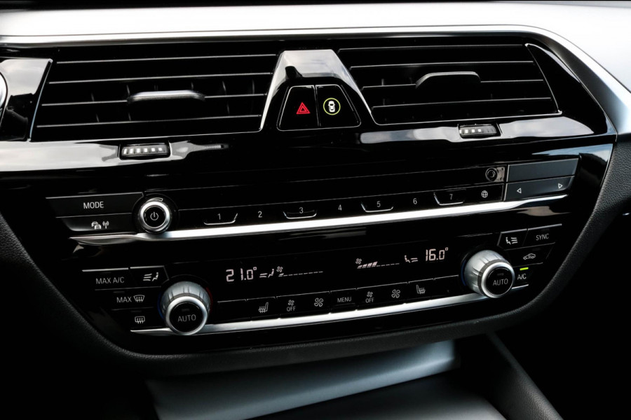 BMW 5 Serie Touring 530e - NIEUW MODEL - LED - CARPLAY