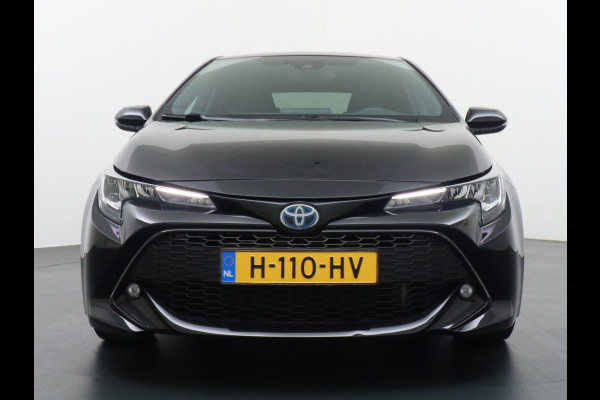 Toyota Corolla 1.8 Hybride AUT. 122PK Miracast MirrorScreen Camera ECC Navi DAB+ Bluetooth Keyless LMV"17 Cruise Control Lane Assist Privacy Gl SmartDeviceLink Multifunct. Lederen-Stw Draadloze Tel.-oplader Mistlampen Leder stw Elec Ramen en Spiegels + inkl. 1e eigenaar, origineel NL auto ! Dealer onderhouden