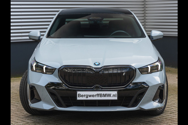 BMW i5 eDrive40 M-Sport Pro - Pano - Driving Ass Prof - Stoelventilatie - Harman Kardon