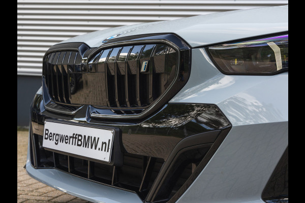 BMW i5 eDrive40 M-Sport Pro - Pano - Driving Ass Prof - Stoelventilatie - Harman Kardon