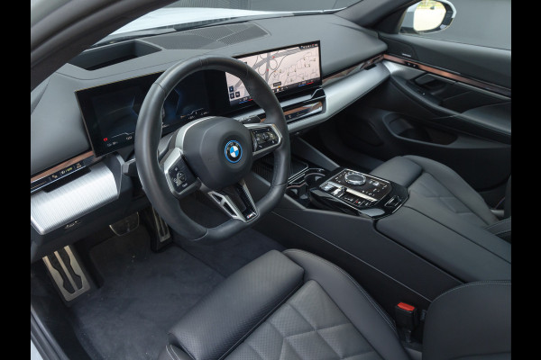 BMW i5 eDrive40 M-Sport Pro - Pano - Driving Ass Prof - Stoelventilatie - Harman Kardon