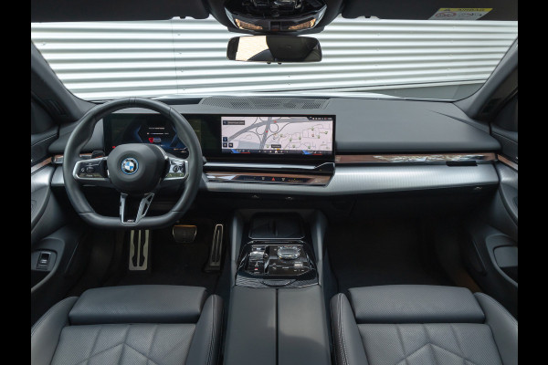 BMW i5 eDrive40 M-Sport Pro - Pano - Driving Ass Prof - Stoelventilatie - Harman Kardon