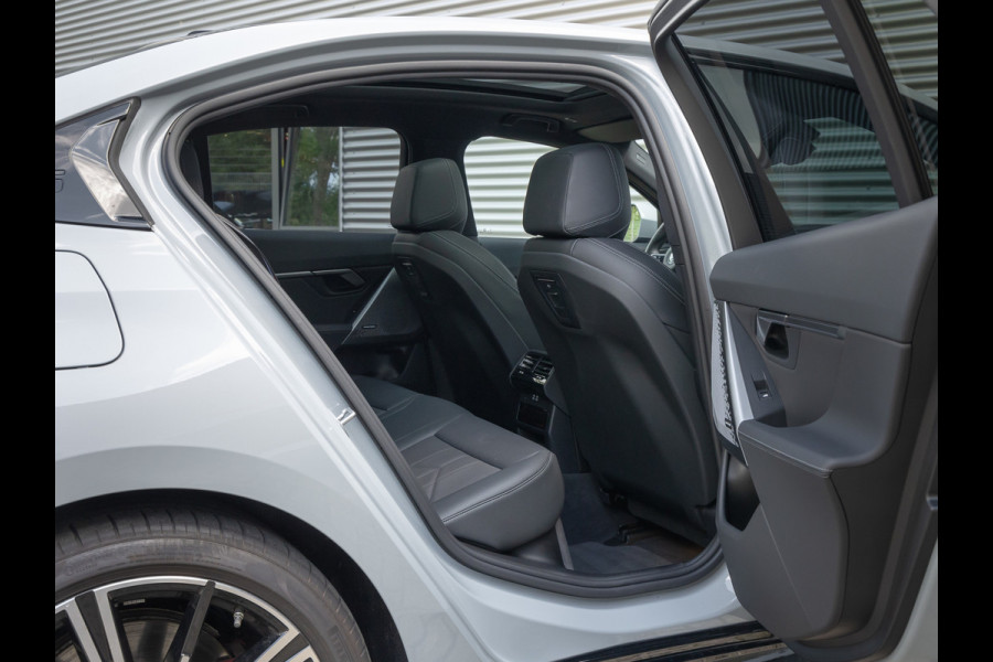 BMW i5 eDrive40 M-Sport Pro - Pano - Driving Ass Prof - Stoelventilatie - Harman Kardon