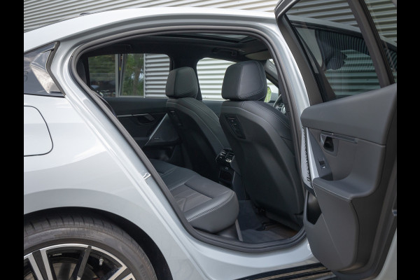 BMW i5 eDrive40 M-Sport Pro - Pano - Driving Ass Prof - Stoelventilatie - Harman Kardon