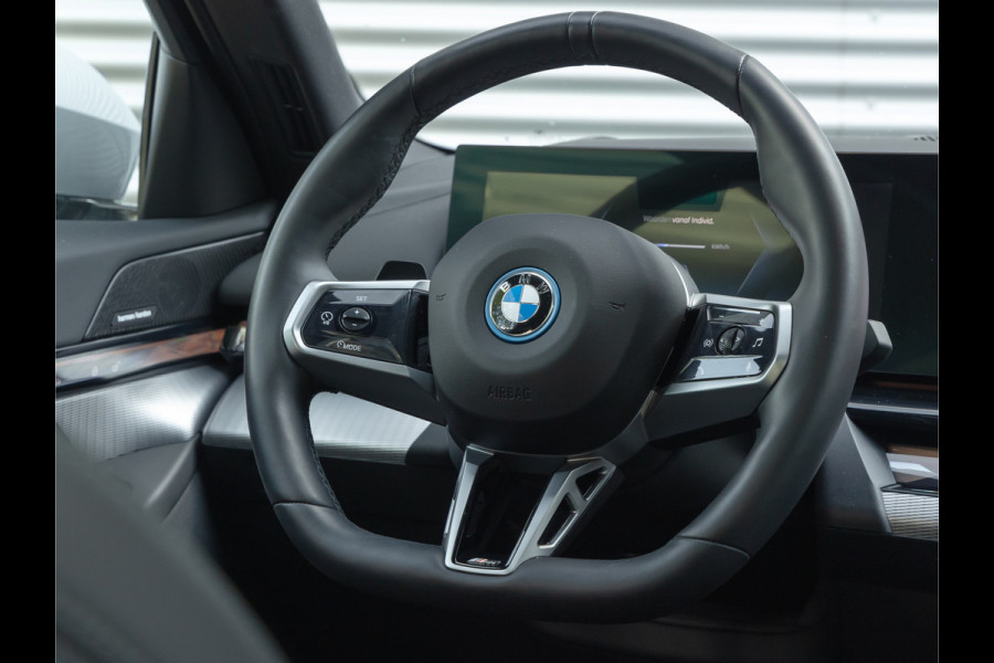 BMW i5 eDrive40 M-Sport Pro - Pano - Driving Ass Prof - Stoelventilatie - Harman Kardon