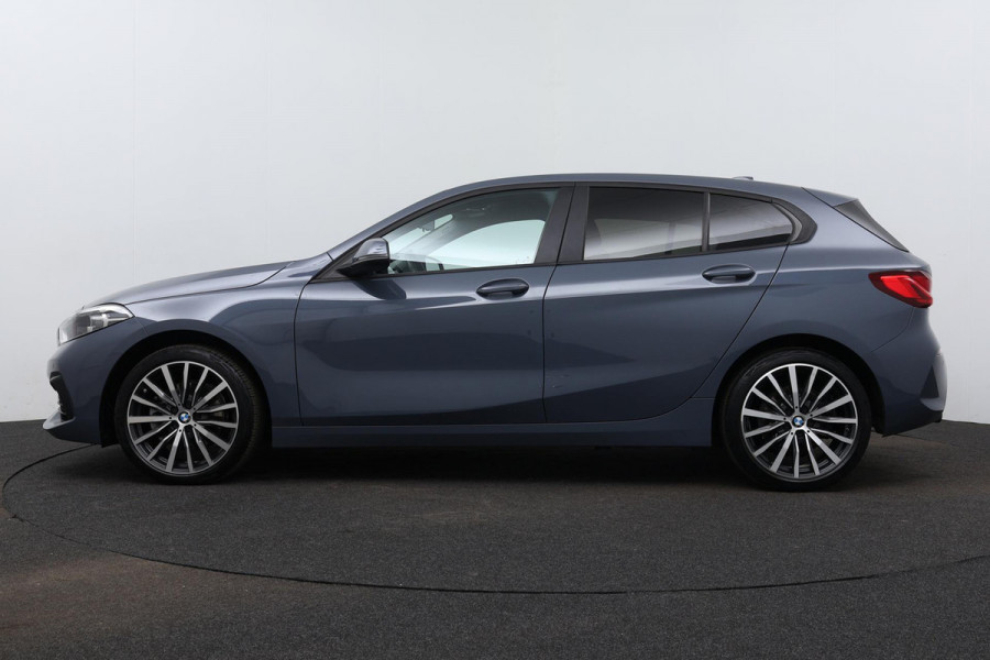 BMW 1-serie 118i Executive Edition Automaat (NAVIGATIE, PARKEERSENSOREN, CARPLAY, 1e EIGENAAR, DEALER ONDERHOUDEN)