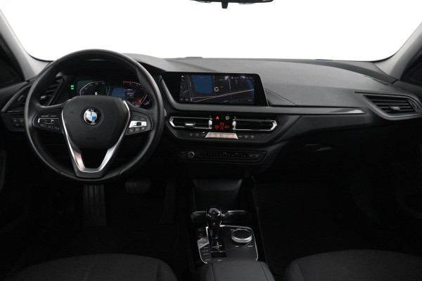 BMW 1-serie 118i Executive Edition Automaat (NAVIGATIE, PARKEERSENSOREN, CARPLAY, 1e EIGENAAR, DEALER ONDERHOUDEN)
