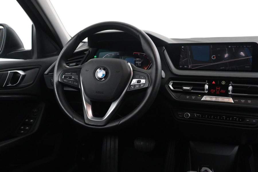 BMW 1-serie 118i Executive Edition Automaat (NAVIGATIE, PARKEERSENSOREN, CARPLAY, 1e EIGENAAR, DEALER ONDERHOUDEN)