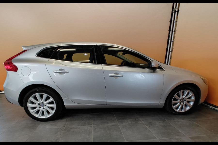 Volvo V40 2.0 T3 Momentum dealer onderhouden navi lmv