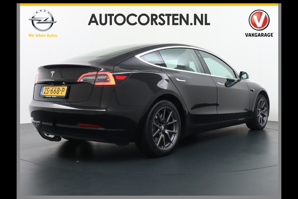 Tesla Model 3 SR+ TREKHAAK Standard RWD Plus 60kwh 325PK AutoPilot 2.5 Leer Premium-l.s. PanoDak Adaptive cruise 18" Camera's Elektr.-Stuur+St WIFI Ecc Navigatiesysteem full map LED Comfortstoel(en) ACC Dual-ECC DAB Voorverwarmen interieur via App Keyless via Telefoonsleutel One-Pedal-Drive Origin. NLse auto ! 1e eigenaar lease 910kg trekvermogen