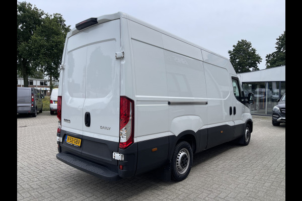 Iveco Daily 35S16V 2.3 handgeschakeld 160pk L2H2 / mag 3500 kg trekken / lease vanaf € 500 / vaste prijs rijklaar € 27.950 ex btw / climate control / opstap + parkeersensoren achter !