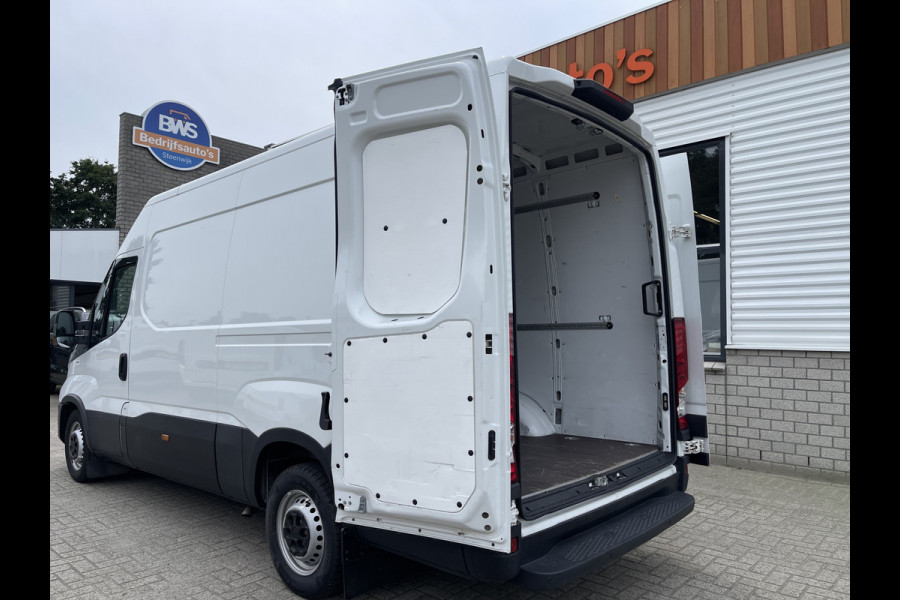 Iveco Daily 35S16V 2.3 handgeschakeld 160pk L2H2 / mag 3500 kg trekken / lease vanaf € 500 / vaste prijs rijklaar € 27.950 ex btw / climate control / opstap + parkeersensoren achter !