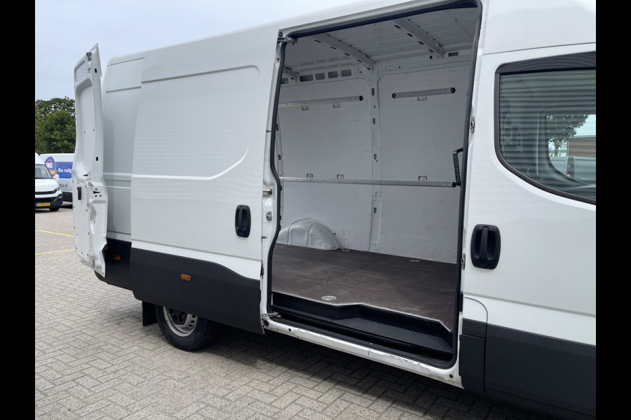 Iveco Daily 35S16V 2.3 handgeschakeld 160pk L2H2 / mag 3500 kg trekken / lease vanaf € 500 / vaste prijs rijklaar € 27.950 ex btw / climate control / opstap + parkeersensoren achter !