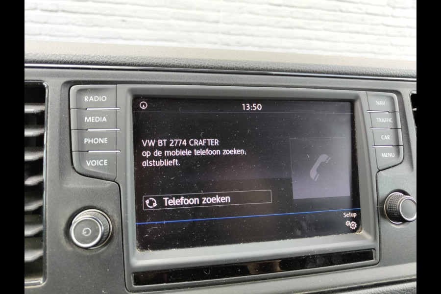 Volkswagen Crafter 2.0TDI L3H3 3-Zits Airco Navi PDC v+a DAB+ Betonplex Vloer + Betimmering Bluetooth Cruise Control Lichtsensor Elec.-ramen en Spi 6-bak Zeer compleet Lage km stand!