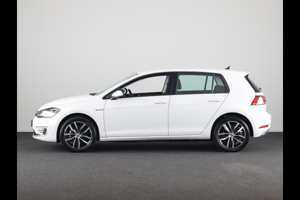 Volkswagen e-Golf E-DITION 136 pk | Navigatie | Parkeersensoren | Autom. airco | LED koplampen | Apple Carplay/Android Auto |