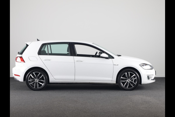 Volkswagen e-Golf E-DITION 136 pk | Navigatie | Parkeersensoren | Autom. airco | LED koplampen | Apple Carplay/Android Auto |