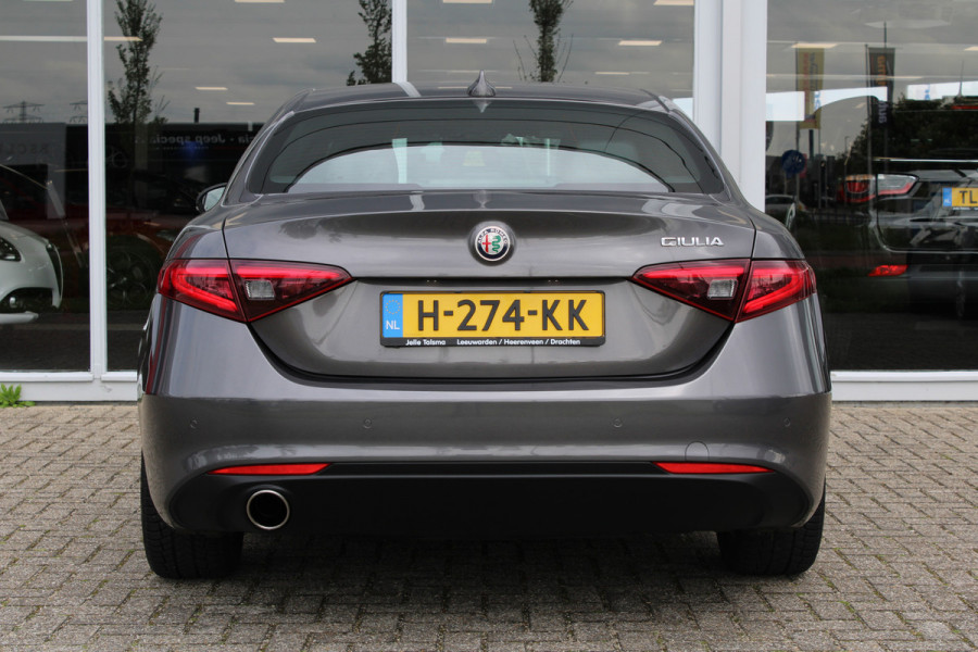 Alfa Romeo Giulia 2.0T Super | Veloce interieur | Stuur\stoel verwarming | Xenon | Regen\lichtsensor