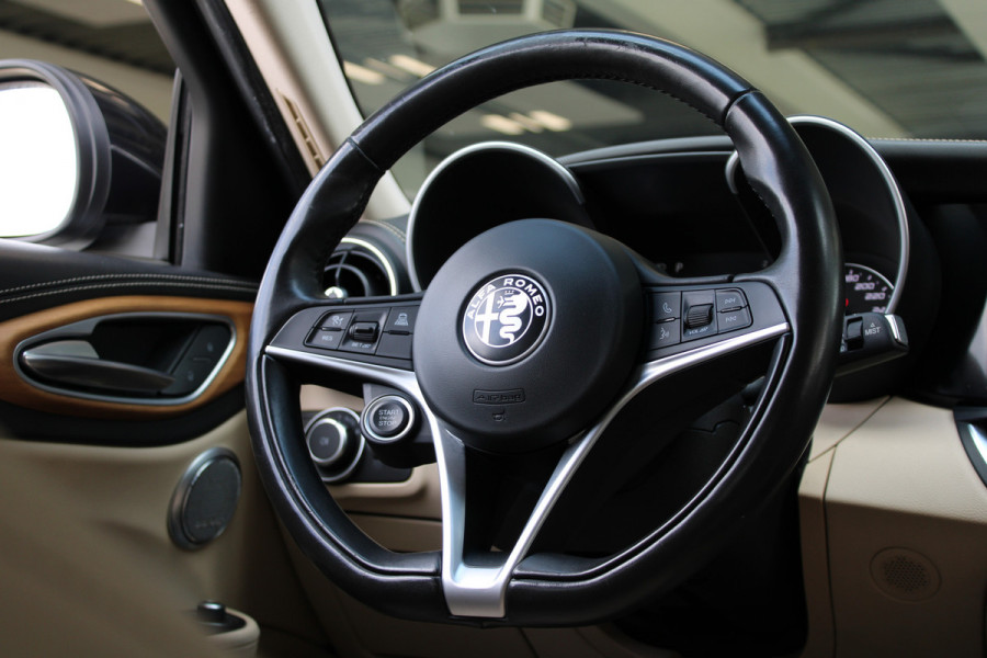 Alfa Romeo Giulia 2.0T Super 200PK AT | Stoel/stuur verwarming | 18" Velgen | Leer | Harman Kardon audio