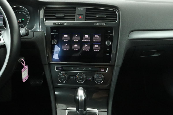 Volkswagen Golf 1.0 TSI Comfortline | Carplay | Adaptive cruise | Navigatie | DAB | Climate control | PDC | Bluetooth