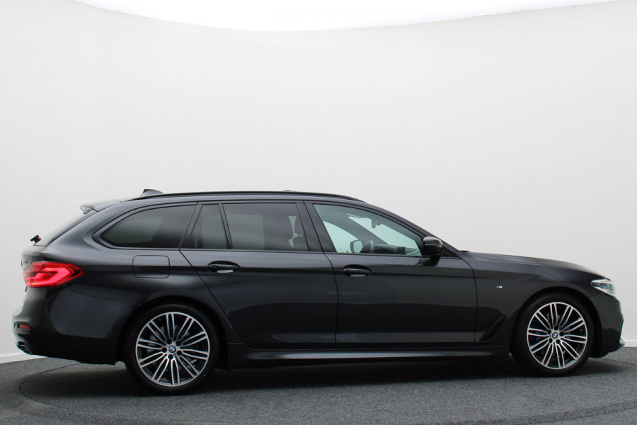 BMW 5 Serie Touring 530i High Executive M-Sport Automaat Leer, Comfortzetels, ACC, Panoramadak, Shadow Line, Camera, Trekhaak