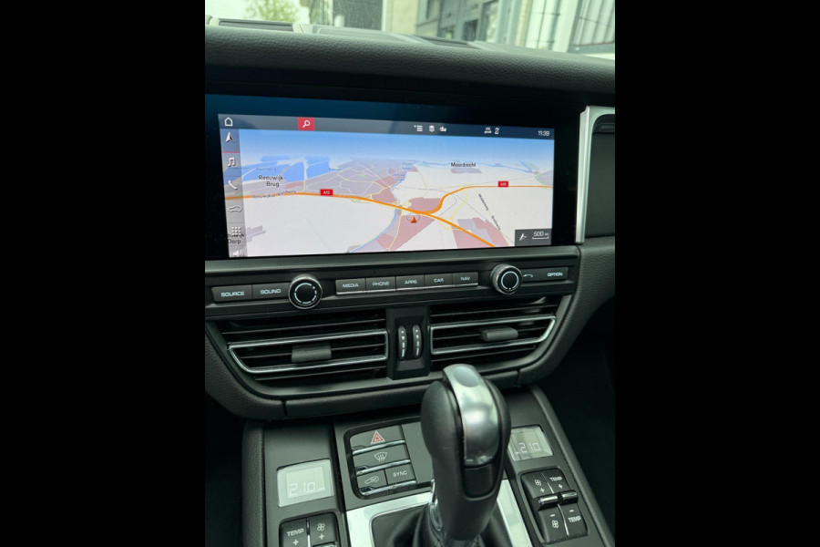 Porsche Macan 2.0 245pk Aut. | Schuif/Kanteldak | 20" | Alcantara | Adapt. demping | Memory | HD Navi | Carplay