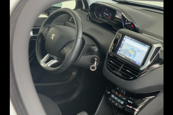 Peugeot 208 1.2 PureTech Allure | Navigatie | Parkeersensoren Achter | Panoramadak | Cruise Control |