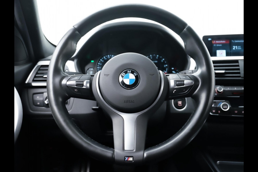 BMW 3 Serie Touring 318i M Sport Shadow line (APPLE CARPLAY,LED,XENON,AUTOMAAT,LEDER,STOELVERWARMING,PARKEERSENSOR,LM-VELGEN)