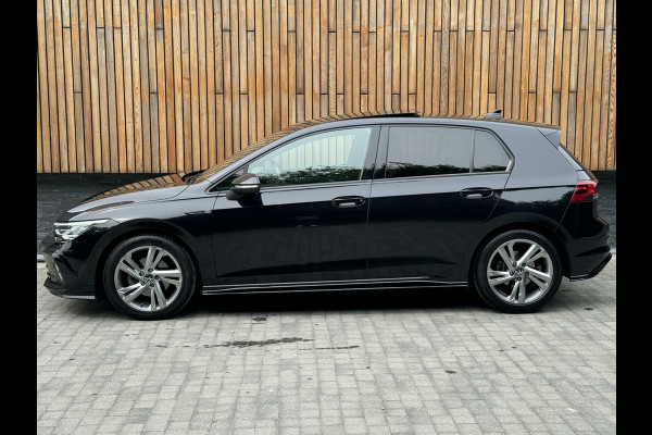 Volkswagen Golf 1.5 eTSI R-Line Automaat | Pano | LED | Parkeesensoren voor en achter | Sfeerverlichting | Alcantara/Leer | Stuur en stoelverwar