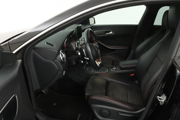 Mercedes-Benz CLA-Klasse 180 AMG | Stoelverwarming | Full LED | Camera | Navigatie | Sportstoelen | Cruise control | Park Assist | Airco | Half leder